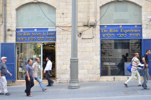 Bibelbutikken på Yaffa Road i Jerusalem er ikke blot en butik, men giver os anledning til mange samtaler - også med ortodokse jøder.
