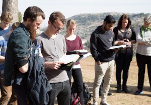 Teologistuderende med næserne begravet i deres bibler i Judæas bjerge