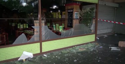 En jødisk restaurant er smadret efter optøjer i forbindelse med en anti-israelsk demonstration i den parisiske forstad Sarcelles. Foto fra Youtube