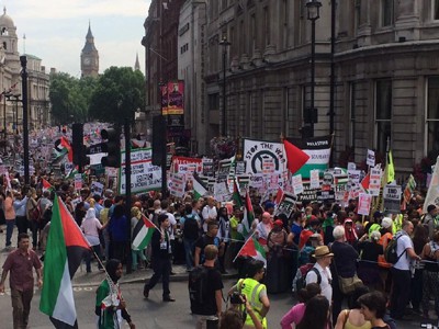 En af sommeren mange demonstrationer imod Israels angreb i Gaza. Her er det i London. Foto fra Twitter.