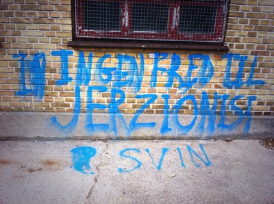 Graffiti på Carolineskolens mur ved hærværket i august 2014. Foto: Thomas Albrektsen