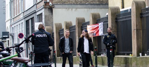 Der er konstant politi foran synagogen i København.