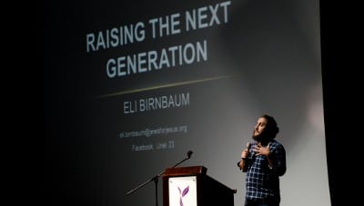 Eli Birnbaum, daglig leder af Moishe Rosen Center i Tel Aviv, var en af de få yngre oplægsholdere på konferencen. Her taler han om, hvordan LCJE kan være med til at give yngre medlemmer af netværket mere – og større – lederansvar. Foto: Arne Pedersen