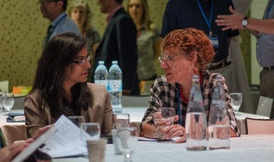 Grace Mathews, vide-leder i Lausannebevægelsen, besøgte konferencen med en stærk opfordring til forsoning. Her er hun i samtale med generalsekretær, Bodil Skjøtt.